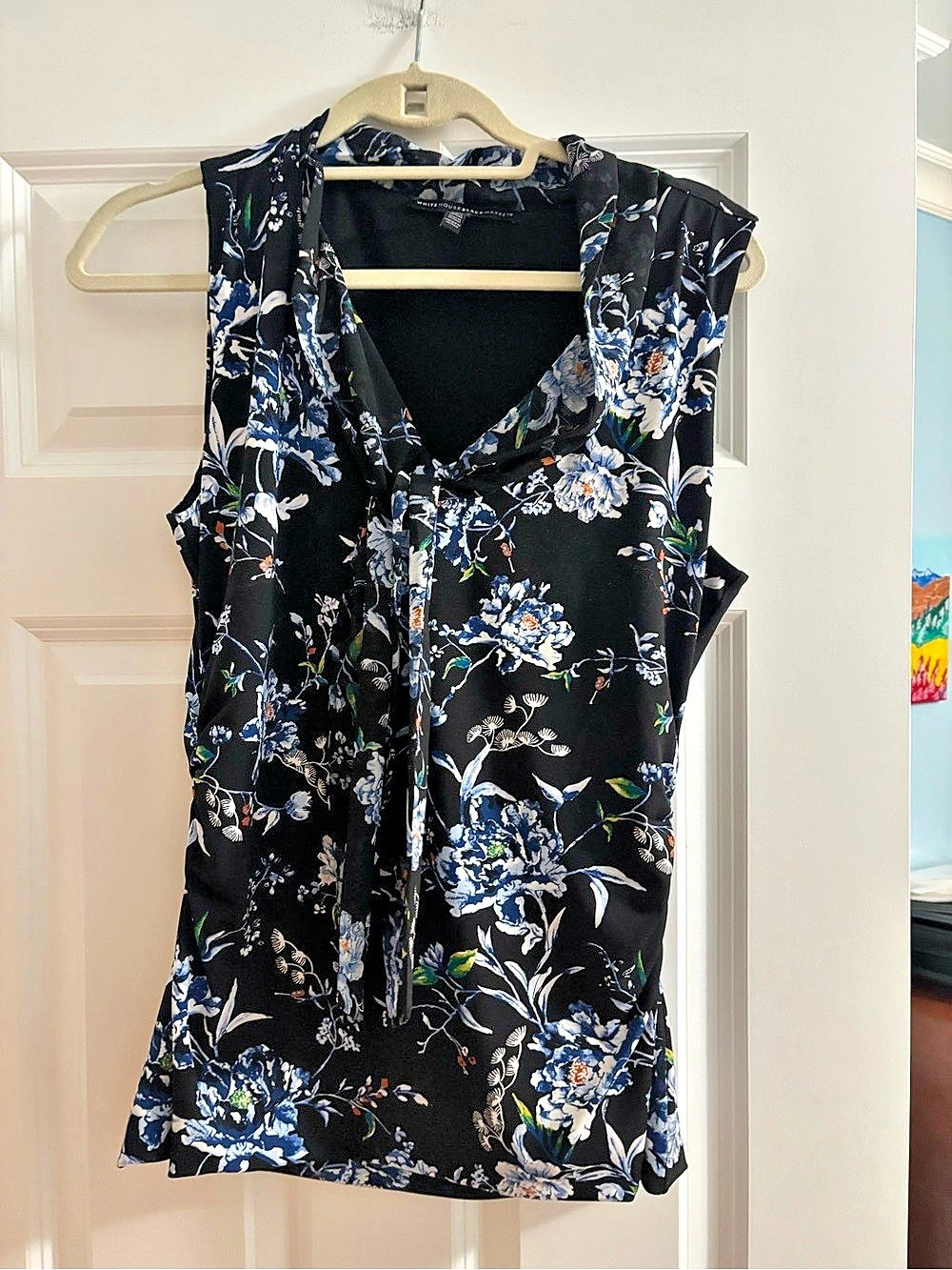 White House Black Market Floral Sleeveless Blouse in Black & Blue Size Medium